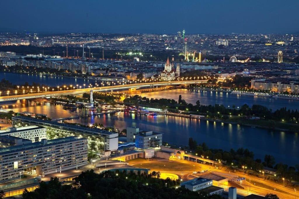 Schoenes Living Am Donauufer Wina Bagian luar foto